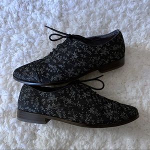 TOMS Dark Gray Fabric Floral Brogue Oxfords Shoes